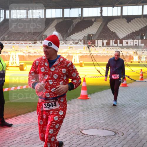 07.12.2025 - St. Pauli X-Mass-Run No. 15 Luisa Fischer http://msf.ph/oto/9377705 07.12.2025 10:02:41 Ziel 15, 3944, 959, 63, 304, 1105, 1828, 1829, 1934, 2472, 2604, 2923, 3944 meine-sportfotos.de