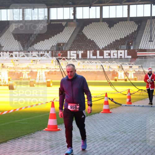 07.12.2025 - St. Pauli X-Mass-Run No. 15 Luisa Fischer http://msf.ph/oto/9377712 07.12.2025 10:02:43 Ziel 959, 304, 1934, 63, 304, 1105, 1828, 1829, 1934, 2472, 2510, 2514, 2604, 2923, 3944 meine-sportfotos.de