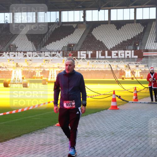 07.12.2025 - St. Pauli X-Mass-Run No. 15 Luisa Fischer http://msf.ph/oto/9377717 07.12.2025 10:02:43 Ziel 959, 934, 63, 304, 1105, 1828, 1829, 1934, 2472, 2510, 2514, 2604, 2923, 3944 meine-sportfotos.de