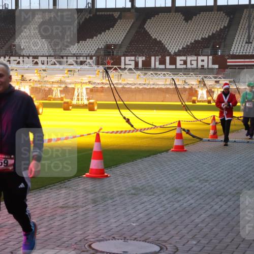 07.12.2025 - St. Pauli X-Mass-Run No. 15 Luisa Fischer http://msf.ph/oto/9377724 07.12.2025 10:02:45 Ziel 959, 1934, 63, 304, 1105, 1828, 1829, 1934, 2472, 2510, 2514, 2604, 2908, 2923, 3944 meine-sportfotos.de