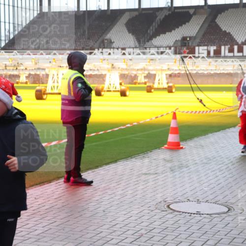 07.12.2025 - St. Pauli X-Mass-Run No. 15 Luisa Fischer http://msf.ph/oto/9377729 07.12.2025 10:27:44 Ziel 4334, 159, 175, 1312, 1317, 1468, 1472, 1618, 2677, 3154, 3156, 3571, 3706, 3707, 3714, 3715, 3720, 3722, 3723, 3793, 4225, 4334, 4353, 4384, 4391, 4409, 4410, 4435 meine-sportfotos.de