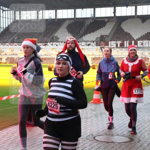 07.12.2025 - St. Pauli X-Mass-Run No. 15 Luisa Fischer http://msf.ph/oto/9377766 07.12.2025 10:27:58 Ziel 4225, 723, 13, 1312, 4435, 85, 175, 1312, 1317, 1468, 1472, 1618, 2060, 2101, 2188, 2677, 3154, 3156, 3458, 3571, 3706, 3707, 3713, 3714, 3715, 3722, 3723, 3793, 4225, 4334, 4353, 4383, 4391, 4409, 4410, 4435, 4462, 4463, 4515, 4516 meine-sportfotos.de