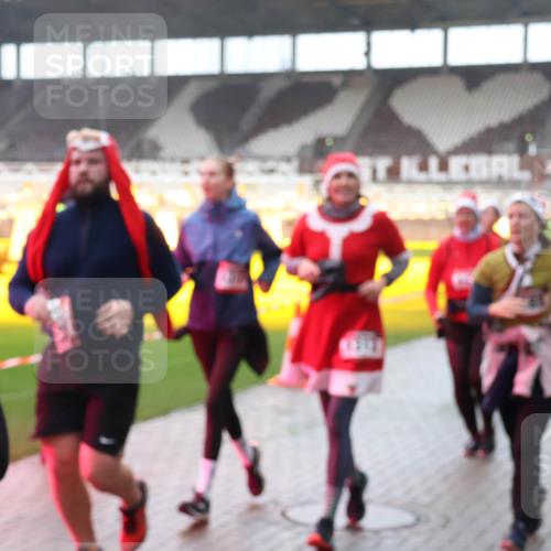 07.12.2025 - St. Pauli X-Mass-Run No. 15 Luisa Fischer http://msf.ph/oto/9377770 07.12.2025 10:27:58 Ziel 175, 1312, 1317, 1468, 1472, 1618, 2060, 2101, 2188, 2677, 3154, 3156, 3458, 3571, 3706, 3707, 3713, 3714, 3715, 3722, 3723, 3793, 4225, 4334, 4353, 4383, 4391, 4409, 4410, 4435, 4462, 4463, 4515, 4516 meine-sportfotos.de