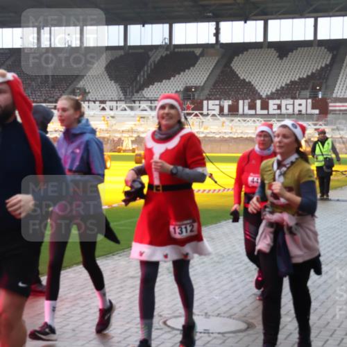 07.12.2025 - St. Pauli X-Mass-Run No. 15 Luisa Fischer http://msf.ph/oto/9377772 07.12.2025 10:27:59 Ziel 1312, 175, 1312, 1317, 1468, 1472, 1618, 2060, 2101, 2188, 2677, 3154, 3156, 3458, 3571, 3706, 3707, 3713, 3714, 3715, 3722, 3723, 3793, 4133, 4225, 4334, 4353, 4383, 4391, 4409, 4410, 4435, 4462, 4463, 4515, 4516 meine-sportfotos.de