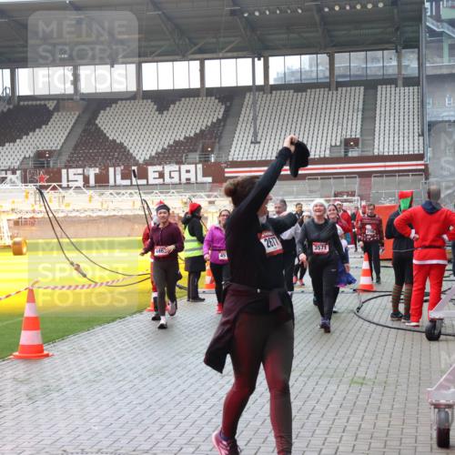 07.12.2025 - St. Pauli X-Mass-Run No. 15 Luisa Fischer http://msf.ph/oto/9377813 07.12.2025 10:28:10 Ziel 4463, 451, 2617, 3571, 3706, 175, 1312, 1717, 1742, 1745, 2060, 2101, 2188, 2677, 3154, 3156, 3458, 3571, 3706, 3707, 3713, 3714, 3715, 3722, 3723, 3793, 3879, 3881, 3883, 4065, 4132, 4133, 4189, 4350, 4383, 4435, 4453, 4454, 4462, 4463, 4515, 4516, 4527, 4538, 4875 meine-sportfotos.de