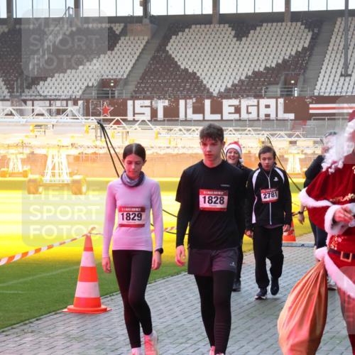 07.12.2025 - St. Pauli X-Mass-Run No. 15 Luisa Fischer http://msf.ph/oto/9377826 07.12.2025 10:03:19 Ziel 1829, 1828, 2781, 4, 2908, 443, 177, 442, 443, 885, 918, 936, 943, 956, 1105, 1118, 1314, 1594, 1828, 1829, 2505, 2510, 2514, 2604, 2780, 2781, 2908, 3284, 3417, 3518, 3892 meine-sportfotos.de