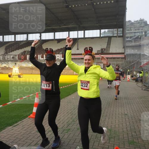 07.12.2025 - St. Pauli X-Mass-Run No. 15 Fabian Wolf http://msf.ph/oto/9377842 07.12.2025 10:06:32 Ziel 34, 150, 187, 562, 1369, 1479, 1480, 1832, 1946, 3213, 3232, 3534, 3535, 3536, 3537, 4459 meine-sportfotos.de