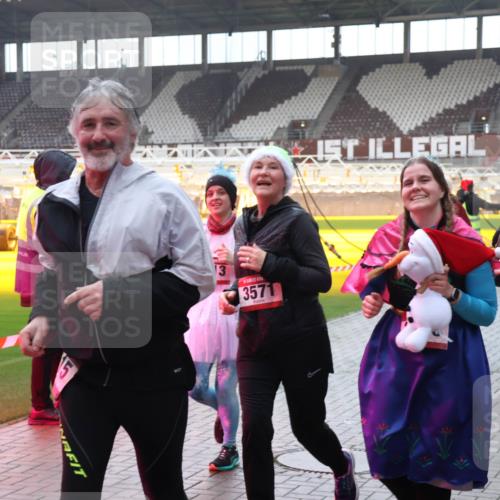 07.12.2025 - St. Pauli X-Mass-Run No. 15 Luisa Fischer http://msf.ph/oto/9377855 07.12.2025 10:28:15 Ziel 5, 3571, 3458, 3706, 175, 1507, 1717, 1742, 1745, 2060, 2101, 2188, 2677, 3154, 3156, 3412, 3458, 3571, 3706, 3707, 3713, 3714, 3715, 3722, 3723, 3727, 3729, 3730, 3793, 3879, 3881, 3883, 4064, 4065, 4132, 4133, 4189, 4344, 4350, 4376, 4380, 4383, 4435, 4453, 4454, 4462, 4463, 4515, 4516, 4527, 4538, 4700, 4704, 4708, 4710, 4875 meine-sportfotos.de
