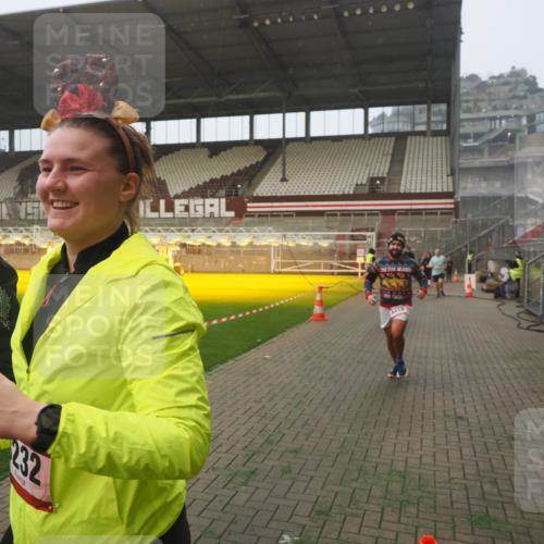 07.12.2025 - St. Pauli X-Mass-Run No. 15 Fabian Wolf http://msf.ph/oto/9377859 07.12.2025 10:06:33 Ziel 34, 150, 187, 562, 1369, 1479, 1480, 1832, 1946, 3213, 3232, 3534, 3535, 3536, 3537, 3970, 3971, 4459 meine-sportfotos.de