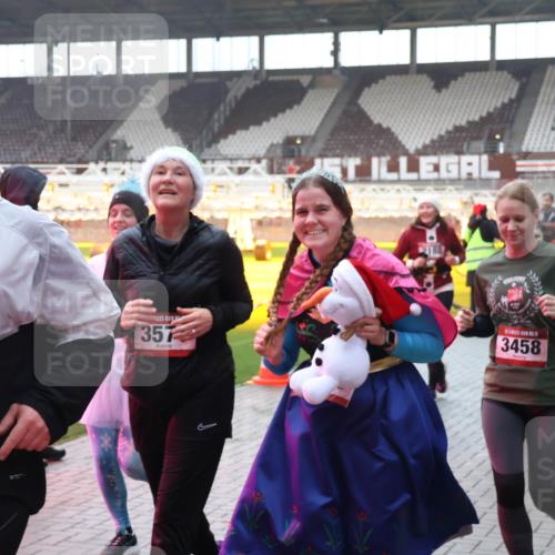 07.12.2025 - St. Pauli X-Mass-Run No. 15 Luisa Fischer http://msf.ph/oto/9377860 07.12.2025 10:28:16 Ziel 357, 2188, 3458, 175, 1507, 1717, 1742, 1745, 2060, 2101, 2188, 2677, 3154, 3156, 3412, 3458, 3706, 3707, 3713, 3714, 3715, 3722, 3723, 3727, 3729, 3730, 3793, 3879, 3881, 3883, 4064, 4065, 4132, 4133, 4189, 4344, 4350, 4376, 4380, 4383, 4435, 4453, 4454, 4462, 4463, 4515, 4516, 4527, 4538, 4700, 4704, 4708, 4710, 4875 meine-sportfotos.de