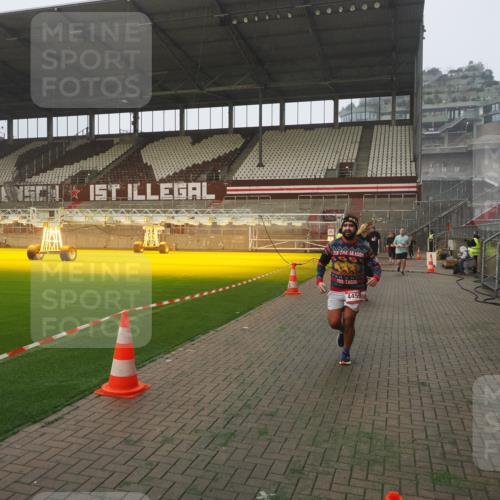 07.12.2025 - St. Pauli X-Mass-Run No. 15 Fabian Wolf http://msf.ph/oto/9377867 07.12.2025 10:06:33 Ziel 34, 150, 187, 562, 1369, 1479, 1480, 1832, 1946, 3213, 3232, 3534, 3535, 3536, 3537, 3970, 3971, 4459 meine-sportfotos.de