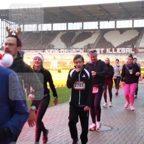 07.12.2025 - St. Pauli X-Mass-Run No. 15 Luisa Fischer http://msf.ph/oto/9377892 07.12.2025 10:03:25 Ziel 2781, 284, 943, 177, 177, 442, 443, 460, 885, 918, 936, 943, 956, 963, 965, 1105, 1118, 1314, 1594, 2505, 2510, 2514, 2682, 2780, 2781, 2908, 3284, 3417, 3518, 3892 meine-sportfotos.de