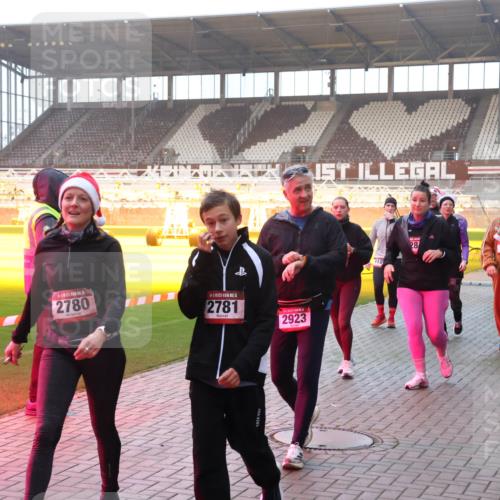 07.12.2025 - St. Pauli X-Mass-Run No. 15 Luisa Fischer http://msf.ph/oto/9377894 07.12.2025 10:03:26 Ziel 2780, 1, 15, 2781, 2923, 943, 28, 918, 111, 177, 177, 442, 443, 460, 885, 918, 936, 943, 956, 963, 965, 1118, 1314, 1594, 2505, 2510, 2514, 2682, 2780, 2781, 2908, 2973, 2975, 3284, 3417, 3518, 3892 meine-sportfotos.de
