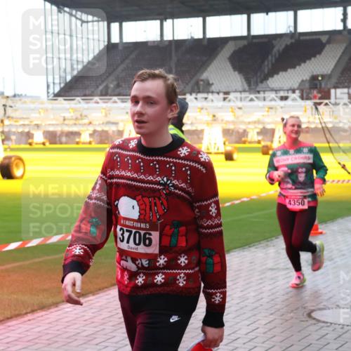 07.12.2025 - St. Pauli X-Mass-Run No. 15 Luisa Fischer http://msf.ph/oto/9377896 07.12.2025 10:28:26 Ziel 15, 07, 15, 3706, 4350, 4875, 175, 1507, 1717, 1742, 1745, 2060, 2101, 2188, 2526, 2677, 2723, 3154, 3156, 3395, 3412, 3413, 3458, 3472, 3706, 3707, 3713, 3727, 3729, 3730, 3879, 3881, 3883, 4064, 4065, 4132, 4133, 4159, 4160, 4189, 4245, 4344, 4350, 4376, 4380, 4383, 4453, 4454, 4462, 4463, 4515, 4516, 4527, 4538, 4697, 4698, 4700, 4701, 4702, 4704, 4706, 4707, 4708, 4710, 4875 meine-sportfotos.de