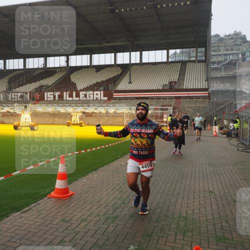 07.12.2025 - St. Pauli X-Mass-Run No. 15 Fabian Wolf http://msf.ph/oto/9377898 07.12.2025 10:06:34 Ziel 34, 150, 187, 562, 1369, 1479, 1480, 1946, 3213, 3232, 3534, 3535, 3536, 3537, 3970, 3971, 4459 meine-sportfotos.de