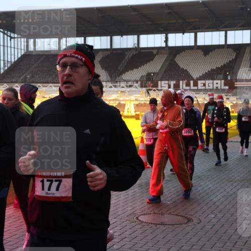 07.12.2025 - St. Pauli X-Mass-Run No. 15 Luisa Fischer http://msf.ph/oto/9377922 07.12.2025 10:03:28 Ziel 15, 2923, 1, 15, 177, 918, 3892, 956, 118, 177, 442, 443, 460, 885, 918, 936, 943, 956, 963, 965, 1118, 1314, 1594, 2505, 2510, 2514, 2682, 2780, 2781, 2908, 2973, 2975, 3284, 3417, 3518, 3892 meine-sportfotos.de