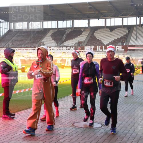07.12.2025 - St. Pauli X-Mass-Run No. 15 Luisa Fischer http://msf.ph/oto/9377958 07.12.2025 10:03:31 Ziel 943, 936, 3892, 1118, 85, 3580, 177, 442, 443, 460, 885, 918, 936, 943, 956, 963, 965, 1118, 1314, 1594, 2505, 2682, 2780, 2781, 2908, 2973, 2975, 3284, 3417, 3518, 3892 meine-sportfotos.de