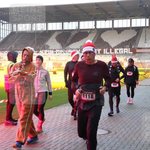 07.12.2025 - St. Pauli X-Mass-Run No. 15 Luisa Fischer http://msf.ph/oto/9377963 07.12.2025 10:03:31 Ziel 1118, 956, 885, 177, 442, 443, 460, 885, 918, 936, 943, 956, 963, 965, 1118, 1314, 1594, 2505, 2682, 2780, 2781, 2908, 2973, 2975, 3284, 3417, 3518, 3892 meine-sportfotos.de