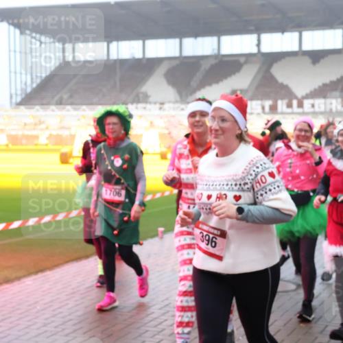 07.12.2025 - St. Pauli X-Mass-Run No. 15 Luisa Fischer http://msf.ph/oto/9377973 07.12.2025 11:09:04 Ziel 1706, 396, 162, 100, 152, 155, 166, 335, 338, 341, 396, 446, 758, 784, 1078, 1170, 1184, 1412, xxxx, 1424, 1464, 1491, 1502, 1511, 1559, 1560, 1625, 1706, 2070, 2259, 2879, 2893, 2898, 4471, 4584, 4819, 4830 meine-sportfotos.de