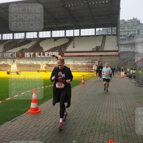 07.12.2025 - St. Pauli X-Mass-Run No. 15 Fabian Wolf http://msf.ph/oto/9377983 07.12.2025 10:06:37 Ziel 34, 150, 562, 1369, 1479, 1480, 1946, 3213, 3232, 3330, 3333, 3534, 3535, 3536, 3537, 3970, 3971, 4459 meine-sportfotos.de