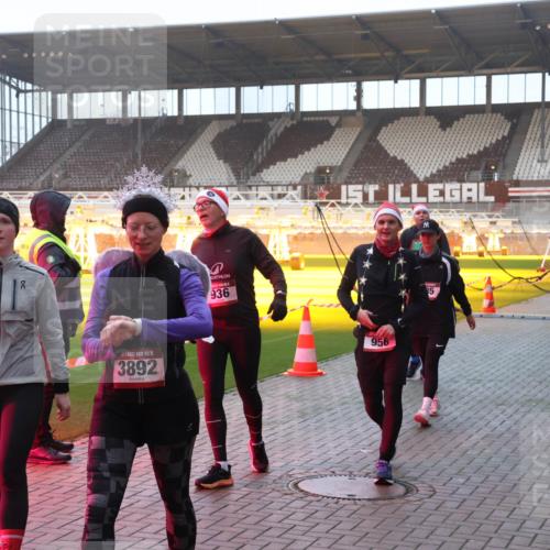 07.12.2025 - St. Pauli X-Mass-Run No. 15 Luisa Fischer http://msf.ph/oto/9378002 07.12.2025 10:03:33 Ziel 918, 063, 50, 15, 3892, 936, 956, 35, 177, 442, 443, 460, 885, 918, 936, 943, 956, 963, 965, 1118, 1314, 1484, 1486, 1594, 2505, 2682, 2780, 2781, 2973, 2975, 3284, 3417, 3518, 3892, 4193, 4239 meine-sportfotos.de