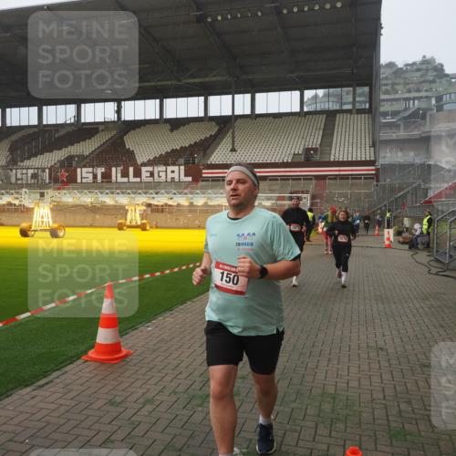 07.12.2025 - St. Pauli X-Mass-Run No. 15 Fabian Wolf http://msf.ph/oto/9378045 07.12.2025 10:06:39 Ziel 150, 562, 1369, 1479, 1480, 3213, 3232, 3330, 3333, 3534, 3535, 3536, 3537, 3970, 3971, 4459 meine-sportfotos.de
