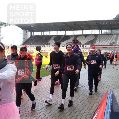 07.12.2025 - St. Pauli X-Mass-Run No. 15 Luisa Fischer http://msf.ph/oto/9378071 07.12.2025 10:28:54 Ziel 15, 4410, 4706, 4707, 4702, 4698, 4245, 412, 1095, 1507, 1742, 1745, 2046, 2051, 2526, 2723, 2912, 2913, 3209, 3218, 3377, 3395, 3412, 3413, 3454, 3472, 3727, 3729, 3730, 3879, 3881, 3883, 4037, 4064, 4065, 4159, 4160, 4189, 4245, 4250, 4344, 4355, 4376, 4380, 4388, 4449, 4450, 4697, 4698, 4700, 4701, 4702, 4704, 4706, 4707, 4708, 4710 meine-sportfotos.de