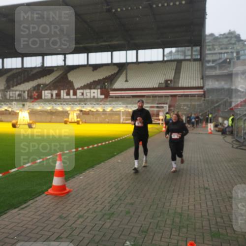 07.12.2025 - St. Pauli X-Mass-Run No. 15 Fabian Wolf http://msf.ph/oto/9378083 07.12.2025 10:06:40 Ziel 150, 562, 1479, 1480, 2129, 3213, 3232, 3330, 3333, 3534, 3535, 3536, 3537, 3970, 3971, 4459 meine-sportfotos.de