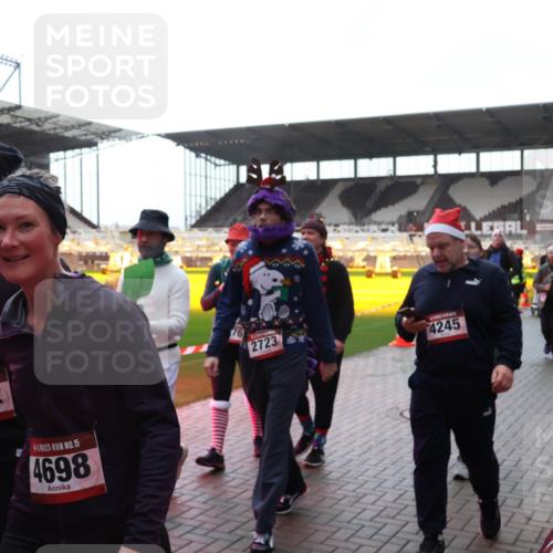 07.12.2025 - St. Pauli X-Mass-Run No. 15 Luisa Fischer http://msf.ph/oto/9378092 07.12.2025 10:28:56 Ziel 15, 4702, 15, 4698, 1, 2723, 4245, 412, 1095, 1507, 1566, 1742, 1745, 2046, 2051, 2397, 2526, 2723, 2912, 2913, 3209, 3218, 3377, 3395, 3412, 3413, 3454, 3472, 3727, 3729, 3730, 3879, 3881, 3883, 4037, 4064, 4065, 4159, 4160, 4189, 4245, 4250, 4344, 4355, 4376, 4380, 4388, 4414, 4446, 4449, 4450, 4697, 4698, 4700, 4701, 4702, 4704, 4706, 4707, 4708, 4710 meine-sportfotos.de