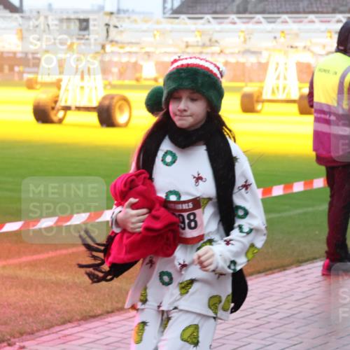 07.12.2025 - St. Pauli X-Mass-Run No. 15 Luisa Fischer http://msf.ph/oto/9378104 07.12.2025 11:09:23 Ziel 98, 44, 51, 335, 338, 341, 495, 496, 558, 619, 1110, 1136, 1138, 1140, 1205, 1211, 1260, 1412, xxxx, 1424, 1464, 1491, 1502, 1511, 1574, 1625, 2070, 2259, 2879, 2893, 2898, 4471, 4584, 4819, 4830 meine-sportfotos.de