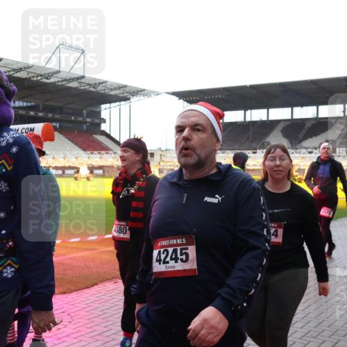 07.12.2025 - St. Pauli X-Mass-Run No. 15 Luisa Fischer http://msf.ph/oto/9378107 07.12.2025 10:28:58 Ziel 15, 2723, 4380, 15, 4245, 5, 4, 2526, 412, 1095, 1507, 1566, 1742, 1745, 2046, 2051, 2397, 2526, 2723, 2912, 2913, 3209, 3218, 3377, 3395, 3412, 3413, 3454, 3472, 3727, 3729, 3730, 4037, 4064, 4065, 4159, 4160, 4245, 4250, 4344, 4355, 4376, 4380, 4388, 4414, 4446, 4449, 4450, 4543, 4544, 4697, 4698, 4700, 4701, 4702, 4704, 4706, 4707, 4708, 4710 meine-sportfotos.de