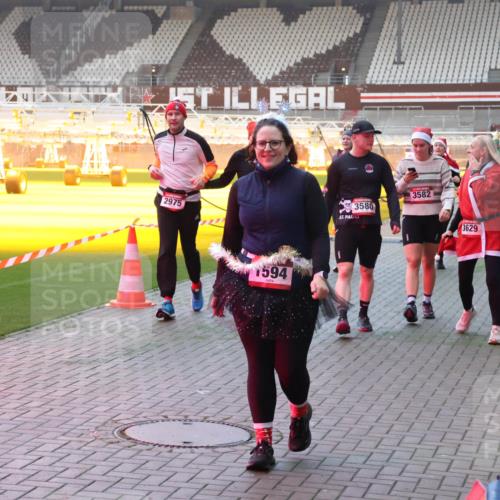 07.12.2025 - St. Pauli X-Mass-Run No. 15 Luisa Fischer http://msf.ph/oto/9378112 07.12.2025 10:03:46 Ziel 2975, 1594, 3580, 3582, 3629, 177, 213, 214, 358, 442, 443, 460, 885, 918, 936, 940, 943, 956, 963, 965, 984, 1023, 1118, 1263, 1264, 1314, 1484, 1486, 1506, 1594, 1888, 2380, 2505, 2682, 2973, 2975, 3284, 3334, 3417, 4193, 4239, 4660, 4667, 4679, 4680 meine-sportfotos.de