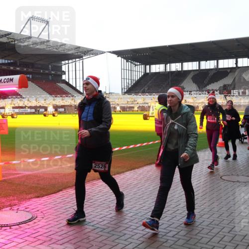 07.12.2025 - St. Pauli X-Mass-Run No. 15 Luisa Fischer http://msf.ph/oto/9378128 07.12.2025 10:29:01 Ziel 00000000, 2526, 4388, 50, 037, 435, 2218, 412, 1095, 1507, 1566, 2046, 2051, 2397, 2526, 2723, 2912, 2913, 3209, 3218, 3377, 3395, 3413, 3454, 3472, 3727, 3729, 4037, 4159, 4160, 4245, 4250, 4265, 4291, 4355, 4376, 4380, 4388, 4414, 4446, 4449, 4450, 4543, 4544, 4697, 4698, 4701, 4702, 4704, 4706, 4707 meine-sportfotos.de