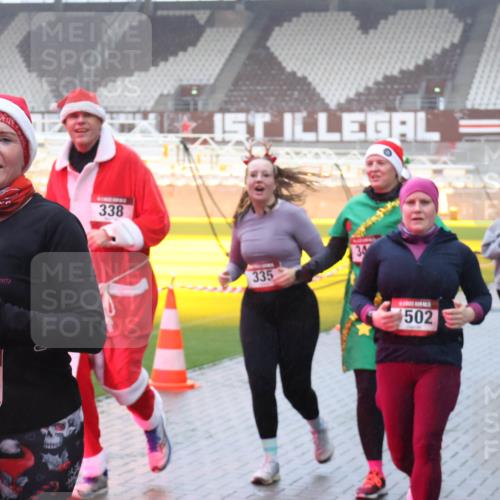 07.12.2025 - St. Pauli X-Mass-Run No. 15 Luisa Fischer http://msf.ph/oto/9378150 07.12.2025 11:09:27 Ziel 338, 2070, 335, 502, 619, 44, 51, 335, 338, 341, 495, 496, 558, 619, 1110, 1136, 1138, 1140, 1205, 1211, 1260, 1412, xxxx, 1464, 1502, 1511, 1574, 2070, 2879, 2893, 2898, 4471 meine-sportfotos.de
