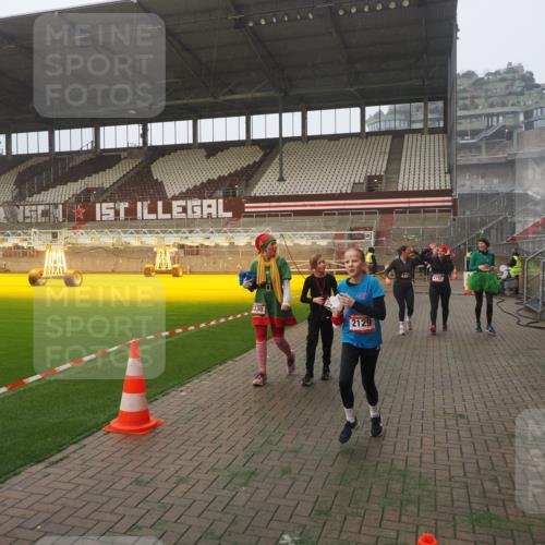 07.12.2025 - St. Pauli X-Mass-Run No. 15 Fabian Wolf http://msf.ph/oto/9378152 07.12.2025 10:06:46 Ziel 150, 217, 867, 1007, 1103, 2129, 3189, 3330, 3333, 3970, 3971, 4735, 4738 meine-sportfotos.de