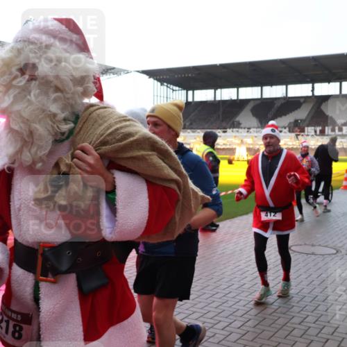07.12.2025 - St. Pauli X-Mass-Run No. 15 Luisa Fischer http://msf.ph/oto/9378169 07.12.2025 10:29:05 Ziel 15, 18, 412, 412, 1095, 1308, 1330, 1566, 2046, 2051, 2397, 2526, 2723, 2912, 2913, 3209, 3218, 3377, 3395, 3413, 3454, 3472, 3669, 4037, 4159, 4160, 4245, 4250, 4265, 4291, 4355, 4388, 4414, 4446, 4449, 4450, 4543, 4544, 4697, 4698, 4701, 4702, 4706, 4707 meine-sportfotos.de