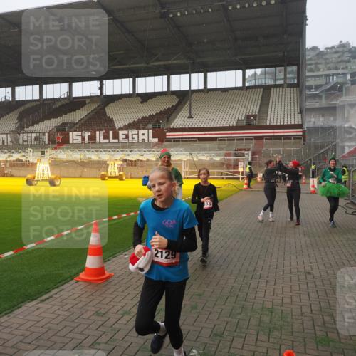 07.12.2025 - St. Pauli X-Mass-Run No. 15 Fabian Wolf http://msf.ph/oto/9378171 07.12.2025 10:06:47 Ziel 150, 217, 867, 1007, 1103, 1505, 2129, 3189, 3330, 3333, 3970, 3971, 4735, 4738 meine-sportfotos.de