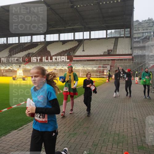 07.12.2025 - St. Pauli X-Mass-Run No. 15 Fabian Wolf http://msf.ph/oto/9378176 07.12.2025 10:06:47 Ziel 150, 217, 867, 1007, 1103, 1505, 2129, 3189, 3330, 3333, 3970, 3971, 4735, 4738 meine-sportfotos.de