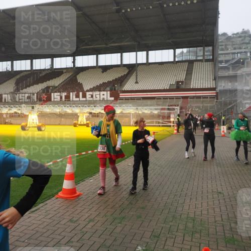 07.12.2025 - St. Pauli X-Mass-Run No. 15 Fabian Wolf http://msf.ph/oto/9378183 07.12.2025 10:06:47 Ziel 150, 217, 867, 1007, 1103, 1505, 2129, 3189, 3330, 3333, 3970, 3971, 4735, 4738 meine-sportfotos.de