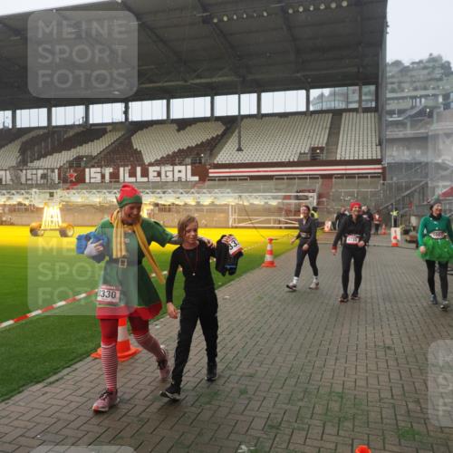 07.12.2025 - St. Pauli X-Mass-Run No. 15 Fabian Wolf http://msf.ph/oto/9378198 07.12.2025 10:06:48 Ziel 150, 217, 867, 1007, 1103, 1505, 2129, 3189, 3330, 3333, 3970, 3971, 4735, 4738 meine-sportfotos.de