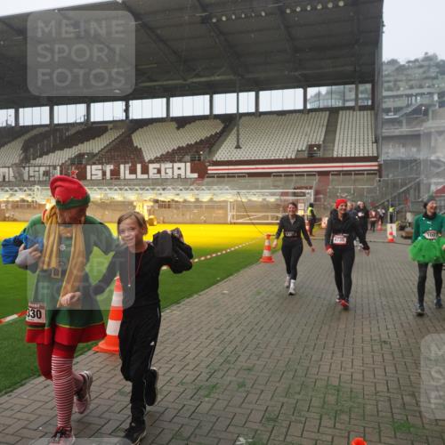 07.12.2025 - St. Pauli X-Mass-Run No. 15 Fabian Wolf http://msf.ph/oto/9378222 07.12.2025 10:06:49 Ziel 150, 217, 366, 867, 1007, 1103, 1505, 1735, 2129, 3189, 3330, 3333, 3970, 3971, 4735, 4738 meine-sportfotos.de