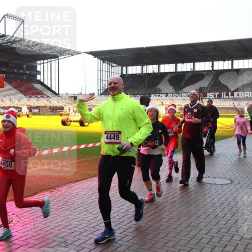 07.12.2025 - St. Pauli X-Mass-Run No. 15 Luisa Fischer http://msf.ph/oto/9378225 07.12.2025 10:29:19 Ziel 4, 4450, 4449, 051, 2046, 4543, 161, 165, 412, 1095, 1308, 1330, 1566, 2046, 2051, 2397, 2874, 2912, 2913, 3209, 3218, 3299, 3377, 3669, 3938, 3942, 4037, 4073, 4250, 4265, 4291, 4355, 4388, 4414, 4446, 4449, 4450, 4543, 4544 meine-sportfotos.de