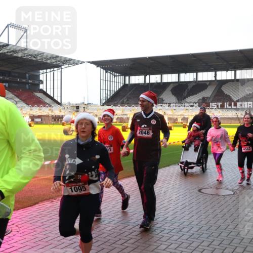 07.12.2025 - St. Pauli X-Mass-Run No. 15 Luisa Fischer http://msf.ph/oto/9378233 07.12.2025 10:29:20 Ziel 15, 4449, 51, 2046, 5, 1095, 4543, 161, 165, 412, 1095, 1308, 1330, 1566, 2046, 2051, 2397, 2874, 2912, 2913, 3209, 3218, 3299, 3377, 3669, 3938, 3942, 4037, 4073, 4250, 4265, 4291, 4355, 4388, 4414, 4446, 4449, 4450, 4543, 4544 meine-sportfotos.de
