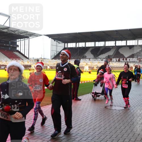 07.12.2025 - St. Pauli X-Mass-Run No. 15 Luisa Fischer http://msf.ph/oto/9378237 07.12.2025 10:29:20 Ziel 1095, 2051, 2046, 4543, 161, 165, 412, 1095, 1308, 1330, 1566, 2046, 2051, 2397, 2874, 2912, 2913, 3209, 3218, 3299, 3377, 3669, 3938, 3942, 4037, 4073, 4250, 4265, 4291, 4355, 4388, 4414, 4446, 4449, 4450, 4543, 4544 meine-sportfotos.de
