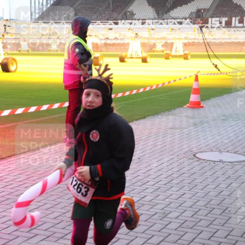 07.12.2025 - St. Pauli X-Mass-Run No. 15 Luisa Fischer http://msf.ph/oto/9378238 07.12.2025 10:04:01 Ziel 1263, 12, 185, 213, 214, 358, 399, 460, 940, 963, 965, 984, 1023, 1118, 1263, 1264, 1307, 1394, 1425, 1484, 1486, 1506, 1594, 1888, 2002, 2366, 2380, 2682, 2973, 2975, 3334, 3337, 3519, 3734, 4151, 4193, 4239, 4660, 4667, 4679, 4680 meine-sportfotos.de