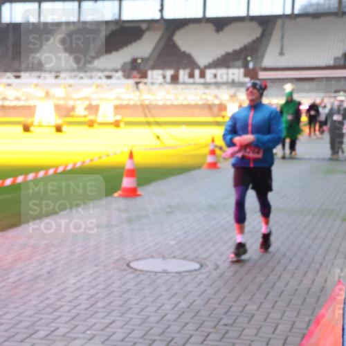 07.12.2025 - St. Pauli X-Mass-Run No. 15 Luisa Fischer http://msf.ph/oto/9378240 07.12.2025 10:04:02 Ziel 185, 213, 214, 358, 399, 460, 626, 628, 940, 963, 965, 984, 1023, 1118, 1263, 1264, 1307, 1394, 1425, 1484, 1486, 1506, 1594, 1888, 2002, 2110, 2112, 2366, 2380, 2682, 2973, 2975, 3334, 3337, 3519, 3734, 4151, 4193, 4239, 4660, 4667, 4679, 4680 meine-sportfotos.de