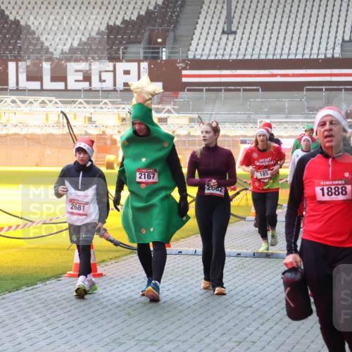 07.12.2025 - St. Pauli X-Mass-Run No. 15 Luisa Fischer http://msf.ph/oto/9378257 07.12.2025 10:04:08 Ziel 2681, 2167, 2002, 185, 1888, 185, 213, 214, 358, 399, 460, 626, 628, 709, 940, 963, 965, 984, 1023, 1027, 1028, 1263, 1264, 1307, 1394, 1425, 1484, 1486, 1506, 1888, 1906, 2002, 2110, 2112, 2366, 2380, 2682, 2973, 2975, 3198, 3334, 3337, 3340, 3359, 3519, 3734, 4151, 4193, 4239, 4660, 4667, 4679, 4680 meine-sportfotos.de