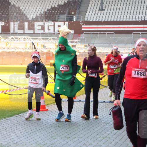 07.12.2025 - St. Pauli X-Mass-Run No. 15 Luisa Fischer http://msf.ph/oto/9378277 07.12.2025 10:04:08 Ziel 2681, 2167, 082, 185, 1888, 185, 213, 214, 358, 399, 460, 626, 628, 709, 940, 963, 965, 984, 1023, 1027, 1028, 1263, 1264, 1307, 1394, 1425, 1484, 1486, 1506, 1888, 1906, 2002, 2110, 2112, 2366, 2380, 2682, 2973, 2975, 3198, 3334, 3337, 3340, 3359, 3519, 3734, 4151, 4193, 4239, 4660, 4667, 4679, 4680 meine-sportfotos.de