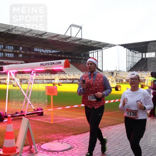 07.12.2025 - St. Pauli X-Mass-Run No. 15 Luisa Fischer http://msf.ph/oto/9378305 07.12.2025 10:29:32 Ziel 1, 130, 1330, 161, 165, 450, 1095, 1308, 1330, 1548, 1550, 1566, 1677, 1842, 2046, 2051, 2397, 2874, 3115, 3299, 3470, 3669, 3938, 3942, 4073, 4265, 4291, 4414, 4446, 4449, 4450, 4543, 4544 meine-sportfotos.de