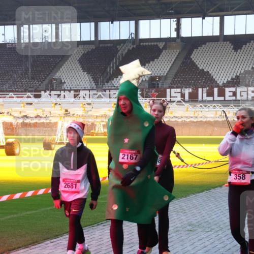 07.12.2025 - St. Pauli X-Mass-Run No. 15 Luisa Fischer http://msf.ph/oto/9378321 07.12.2025 10:04:15 Ziel 2681, 2167, 8, 358, 460, 185, 213, 214, 358, 399, 626, 628, 709, 940, 984, 1023, 1027, 1028, 1263, 1264, 1307, 1394, 1425, 1484, 1486, 1506, 1888, 1906, 2002, 2110, 2112, 2366, 2380, 3198, 3334, 3337, 3340, 3359, 3519, 3734, 4151, 4193, 4239, 4660, 4667, 4679, 4680 meine-sportfotos.de
